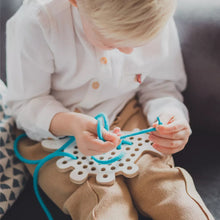 Charger l'image dans la galerie, Jouet à lacer - Freddie le Dinosaure