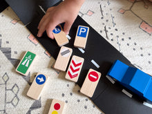 Charger l'image dans la galerie, Panneaux de signalisation en bois