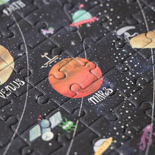 Charger l'image dans la galerie, Puzzle Pocket Discover The Planets - 100 pièces