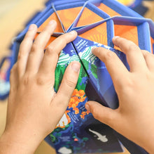 Charger l'image dans la galerie, Globe à construire avec Stickers - Notre Planète (8/14 ans)