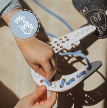 Charger l'image dans la galerie, Jouet à lacer - George le Crocodile