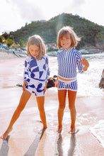 Charger l'image dans la galerie, Tee-Shirt de Bain anti-UV - Rayé Blanc/Bleu