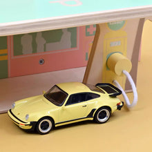 Charger l'image dans la galerie, Station Service Palm Springs + Porsche 911 Turbo Jaune