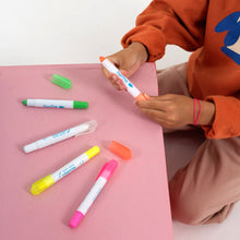 Charger l'image dans la galerie, Crayons de cire tout doux pour baignoire/vitre/miroir/papier - Fluo