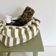 Charger l'image dans la galerie, Trousse de toilette Eponge - Rayures Kaki
