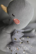 Charger l&#39;image dans la galerie, Peluche Oie Gretchen avec tulle
