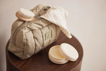 Charger l&#39;image dans la galerie, Trousse de toilette matelassée - Olive Green

