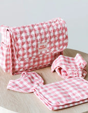 Charger l&#39;image dans la galerie, Coffret Sac à Langer poupée - Vichy rose
