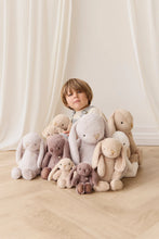 Charger l'image dans la galerie, Peluche Lapin Penelope Caramel - 30cm
