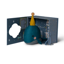 Charger l&#39;image dans la galerie, Peluche Baleine avec boîte cadeau
