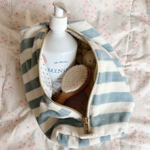 Charger l&#39;image dans la galerie, Trousse de toilette Eponge - Rayures Blue Cloud
