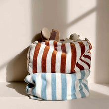 Charger l&#39;image dans la galerie, Trousse de toilette Eponge - Rayures Blue Cloud
