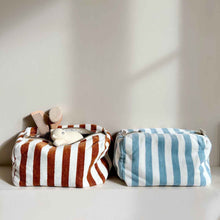 Charger l&#39;image dans la galerie, Trousse de toilette Eponge - Rayures Blue Cloud
