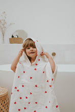 Charger l&#39;image dans la galerie, Poncho de Bain Suzon - Coeur Rouge (1/3 ans)
