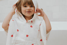 Charger l&#39;image dans la galerie, Poncho de Bain Suzon - Coeur Rouge (1/3 ans)

